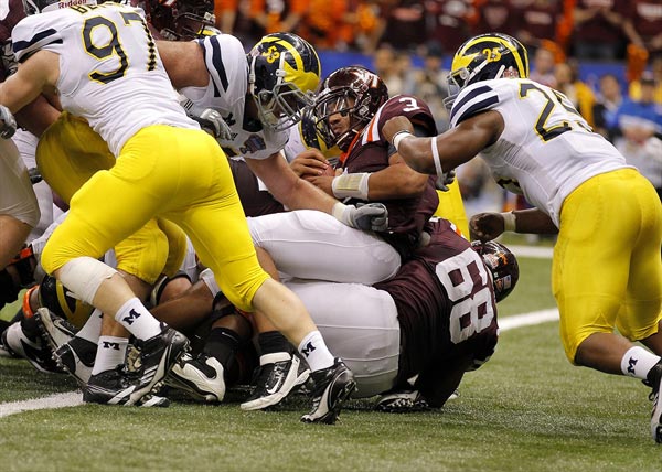 Virginia Tech Hokies quarterback Logan Thomas (3) pushes in for the touchdown