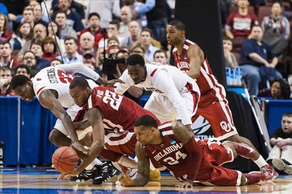 Oklahoma Sooners forward Amath M'Baye (22) and Aztecs forward DeShawn Stephens (23 Dive