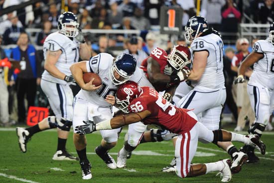 Oklahoma Sooners linebacker Ronnell Lewis sacks Connecticut Huskies quarterback Zach Frazer